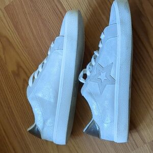 r2 Star Sneakers
